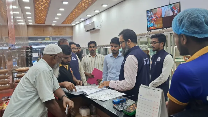 রাজশাহীতে বিএসটিআই’র অনুমোদনহীন দই, মিষ্টি ও ঘি বিক্রেতাকে জরিমানা